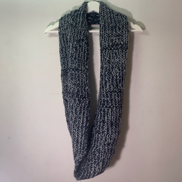 Yarn Circle Scarf - Picture 1 of 1